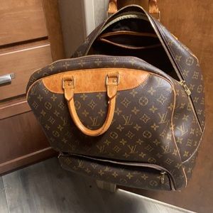 Louis vuitton Travel bag 100% authentic.Firm on the price